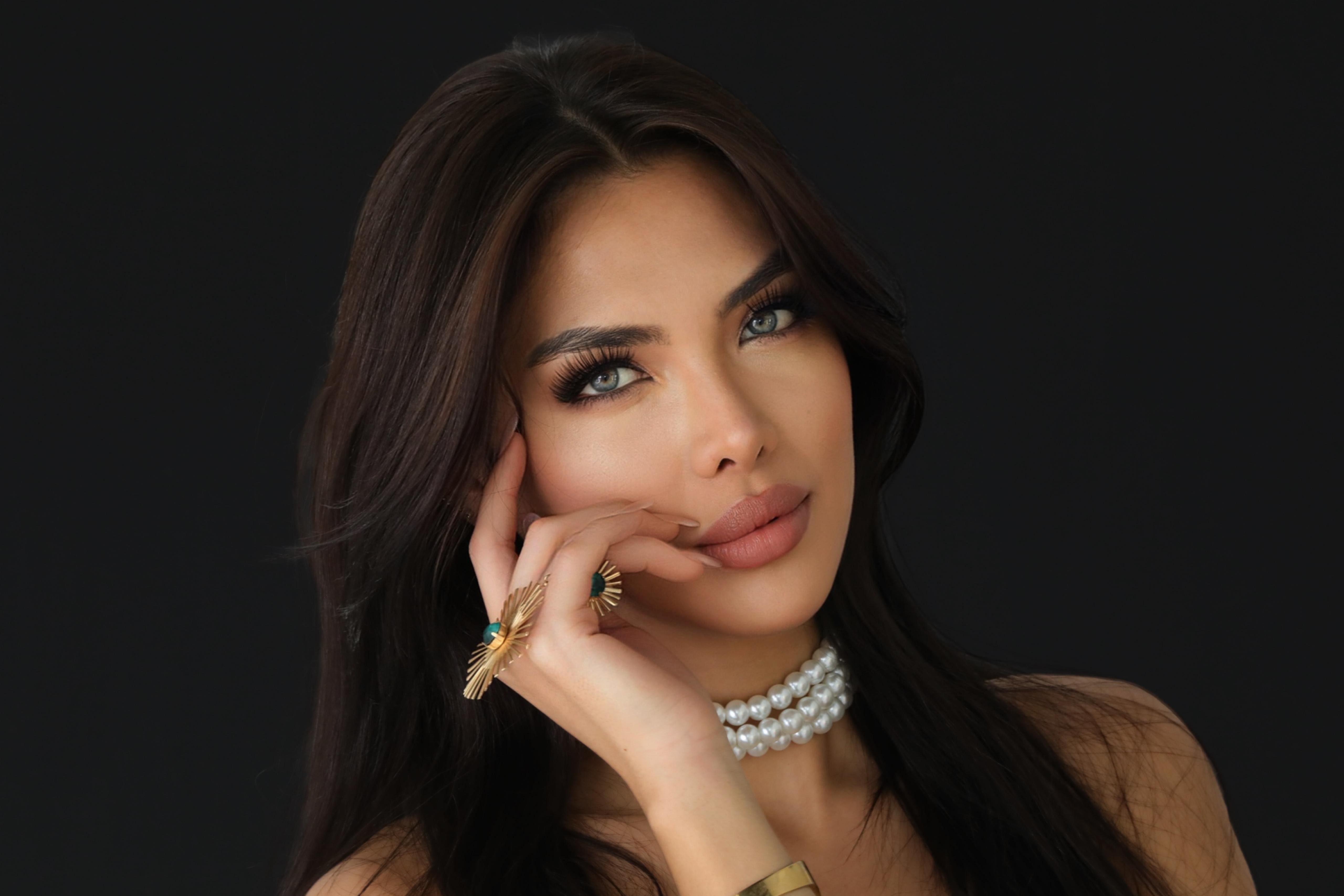 Catalina Quintero headshot editorial beauty fondo negro perlas doradas