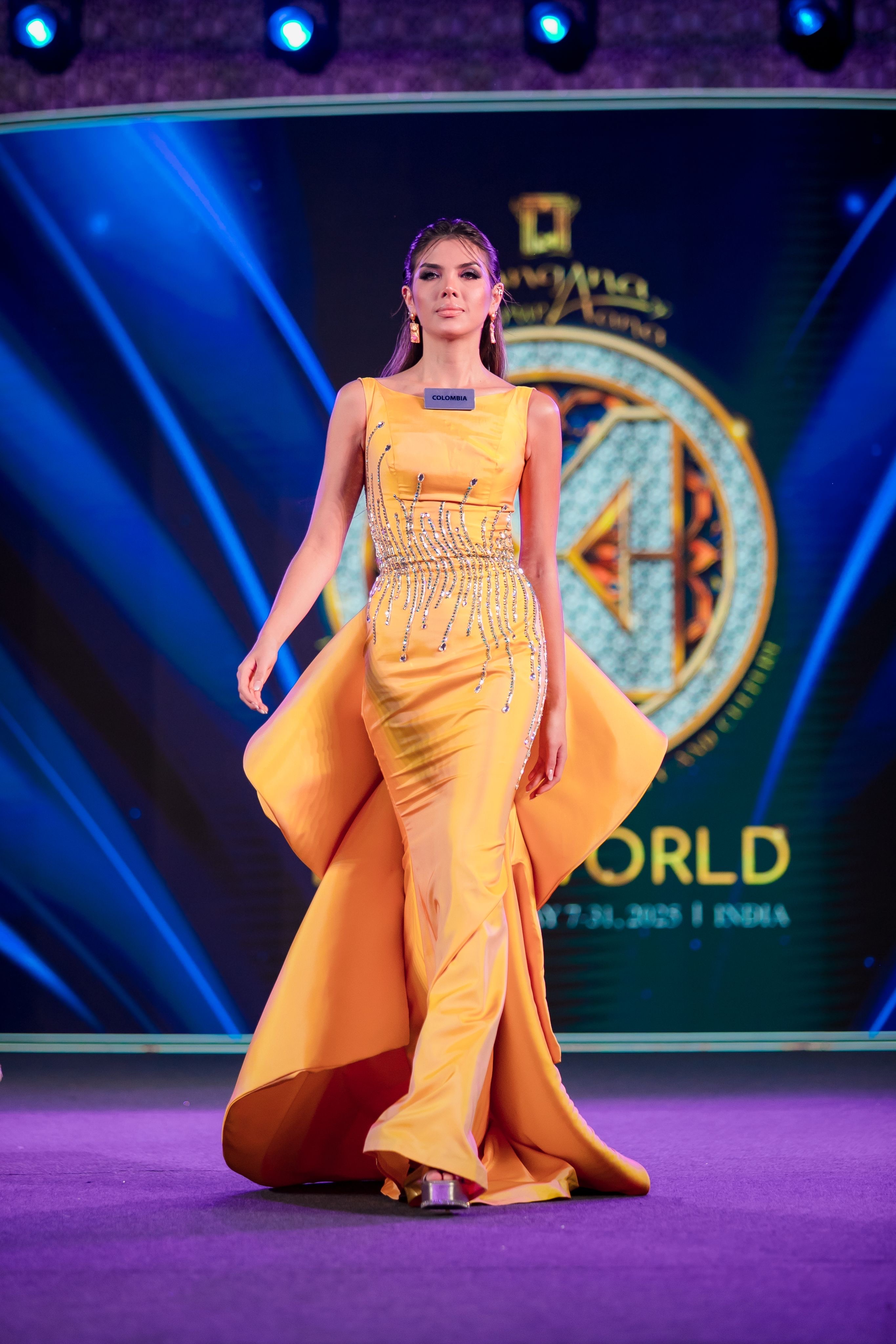 Catalina Quintero pasarela Miss World India vestido amarillo dorado estructurado