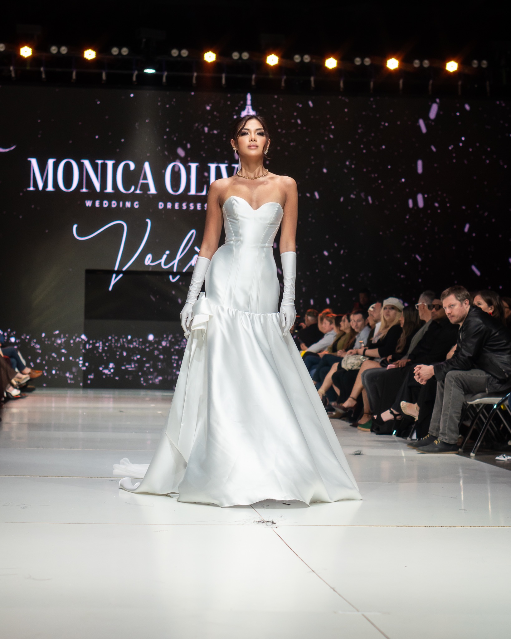 Catalina Quintero pasarela Monica Oliva vestido novia satén blanco