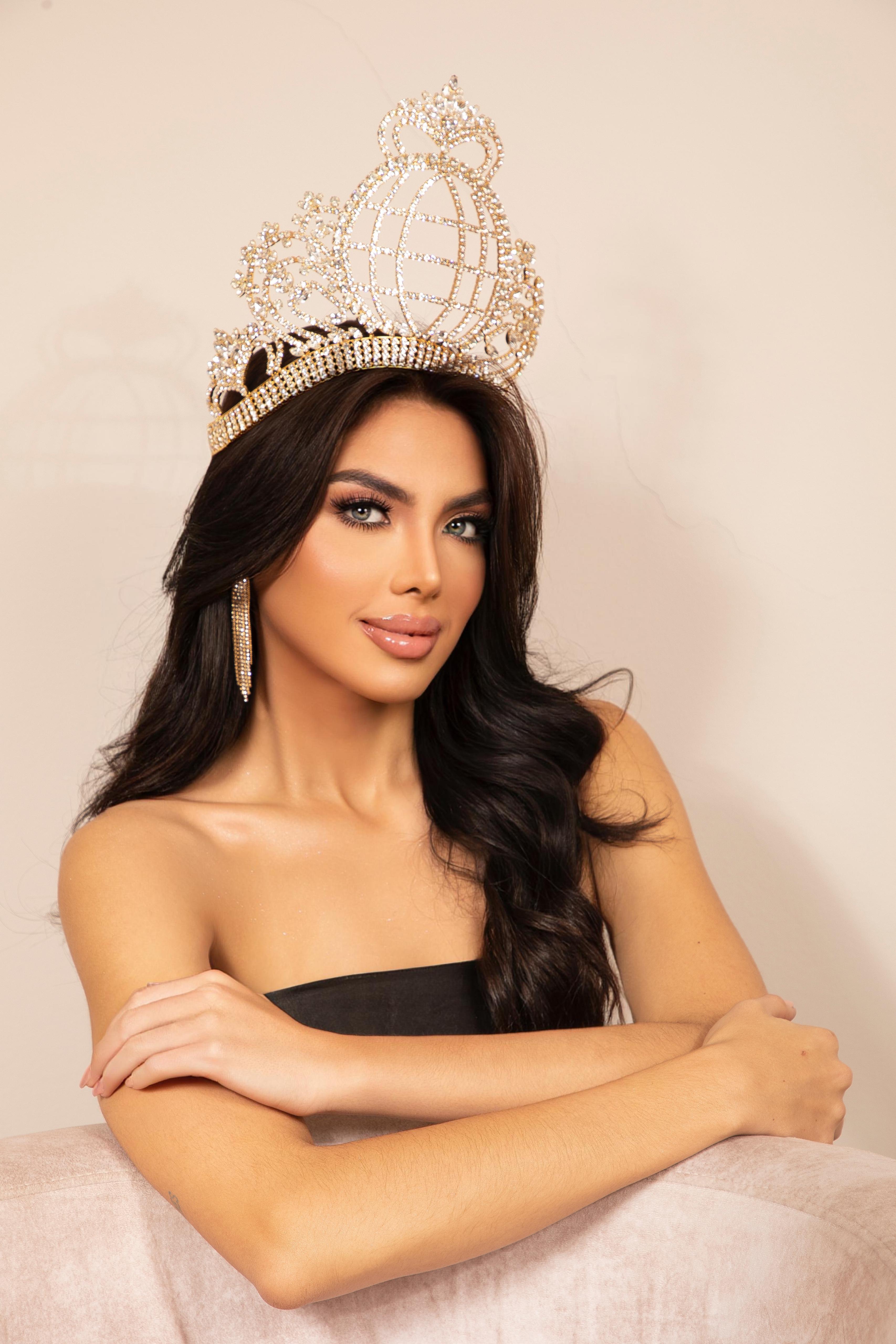 Catalina Quintero Miss Mundo Colombia banda frontal vestido blanco